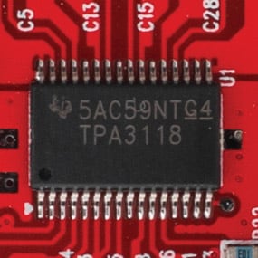 Detail zoom of the TPA3118 amplifier chip.