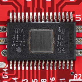 Detail zoom of the TPA3118 amplifier chip.